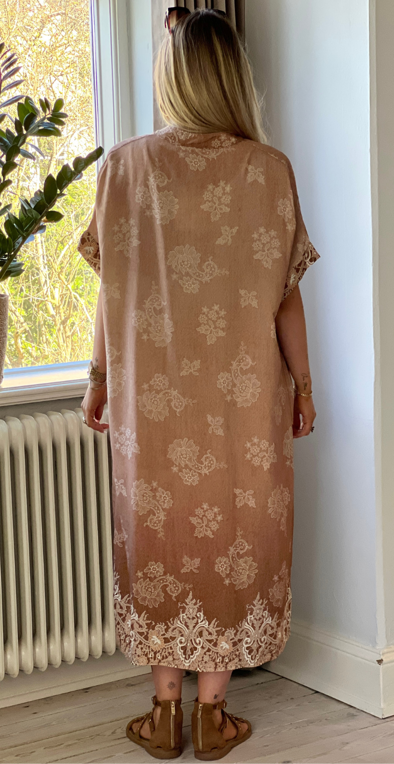 Mai kjole med blomsterprint og v-hals camel LikeLondon