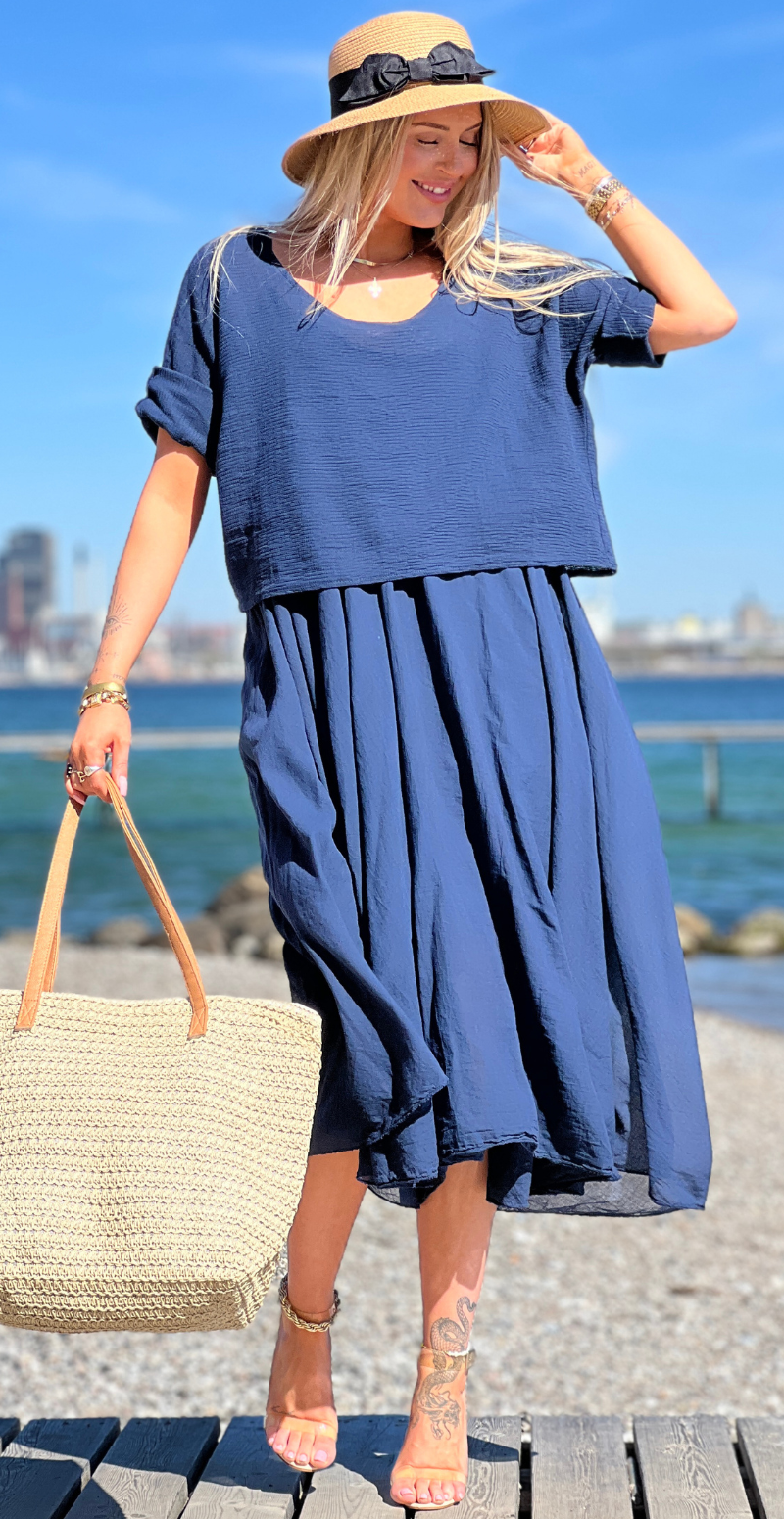 Frigg kjole med A-form og tynde stropper med tilhørende bluse navy LikeLondon