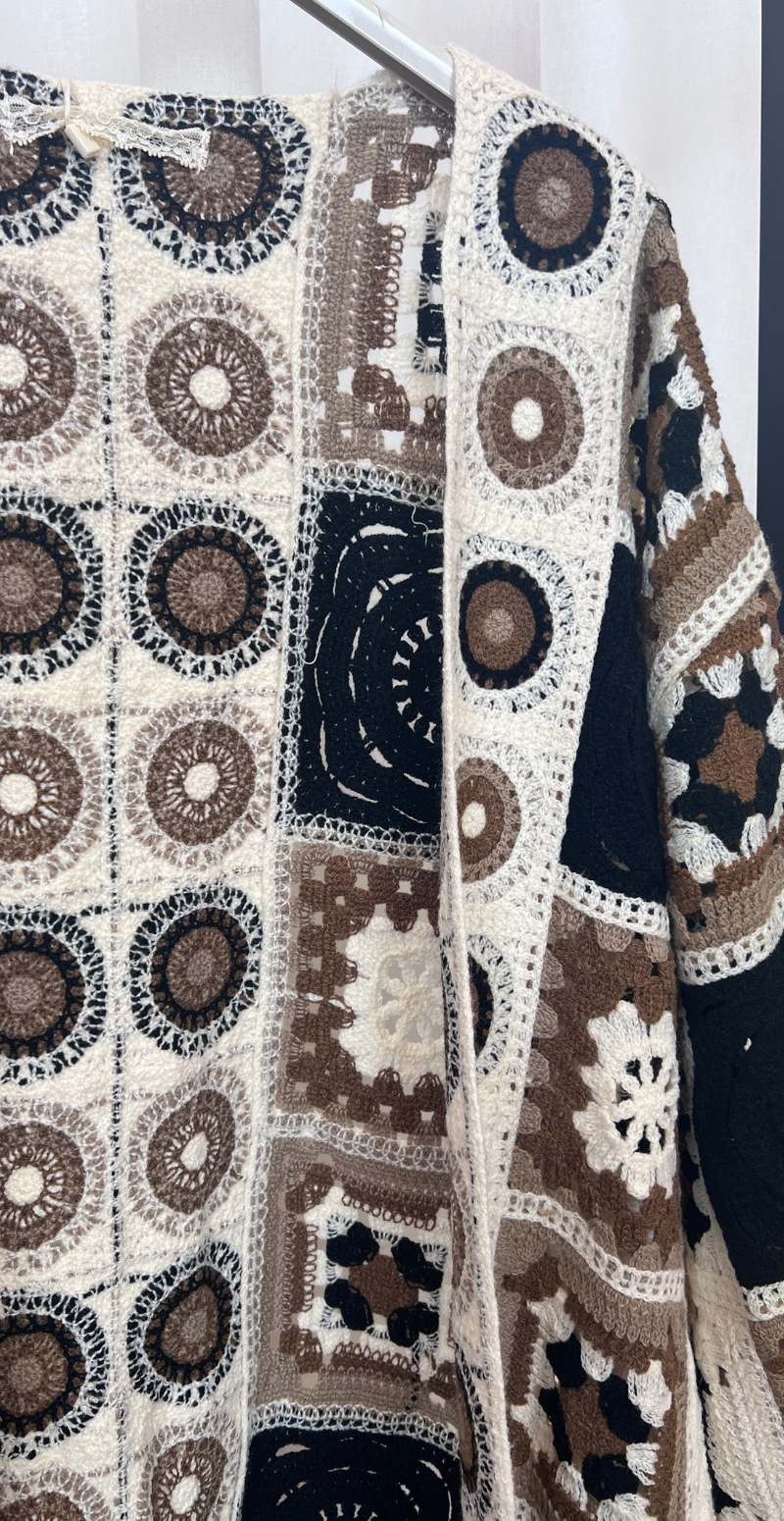 Ludmilla mellemlang cardigan med hæklet mønster sort LikeLondon