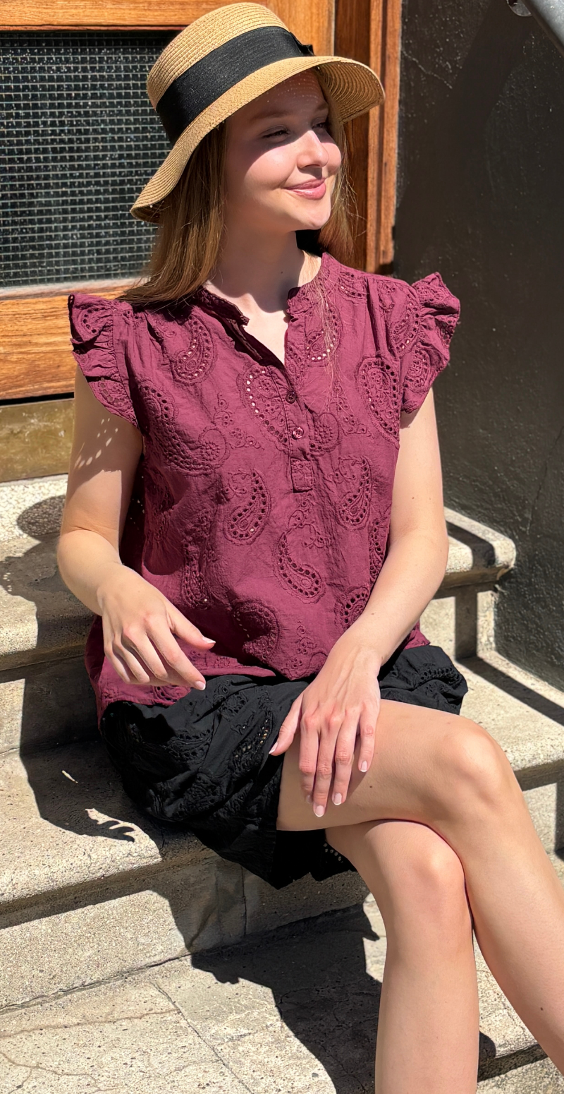 Isobel bluse med broderi anglaise og flæseærmer wine LikeLondon
