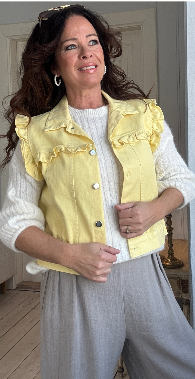 Elli vest med flæsedetaljer gul LikeLondon