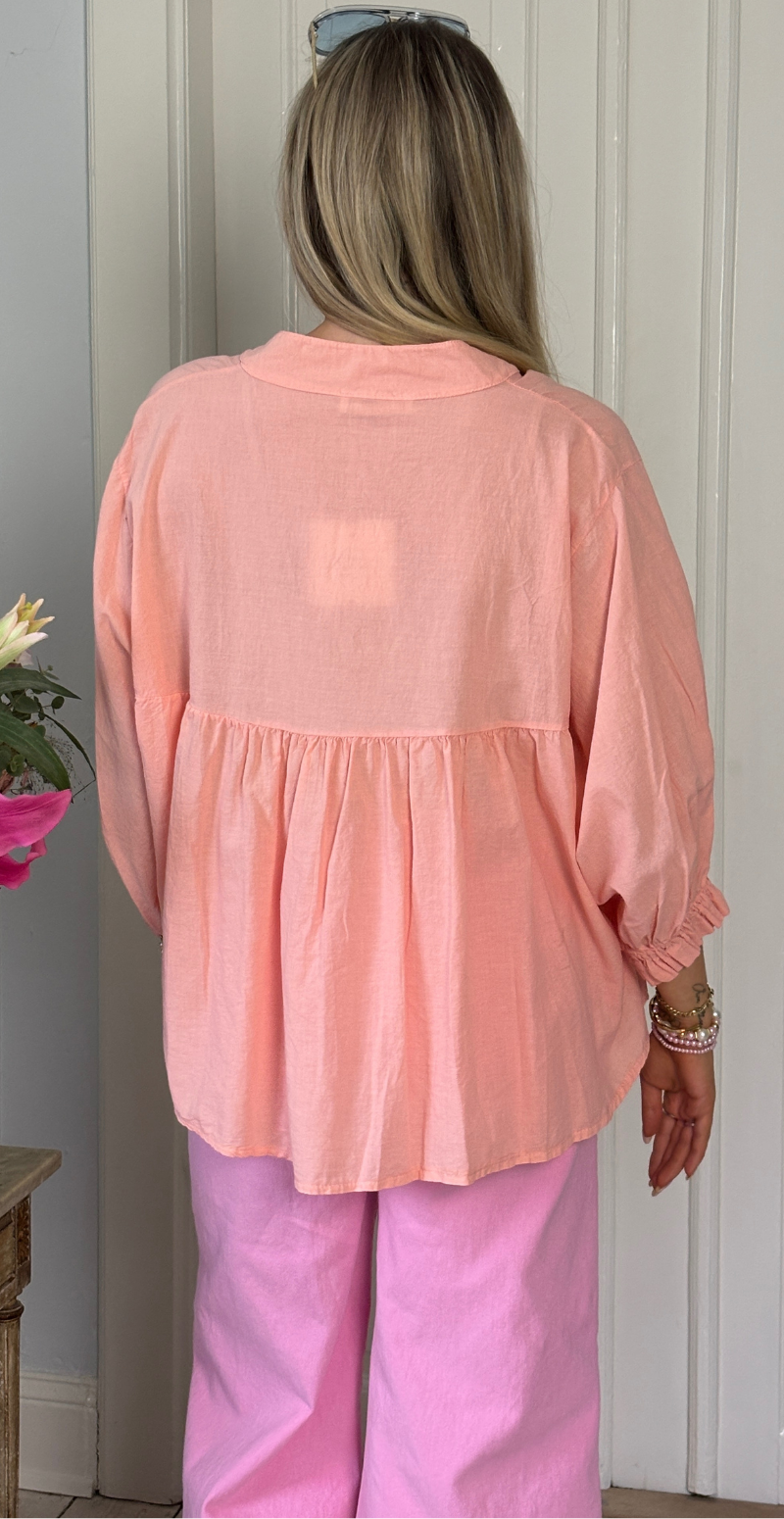 Francie bluse med knapper og ballonærmer peach LikeLondon