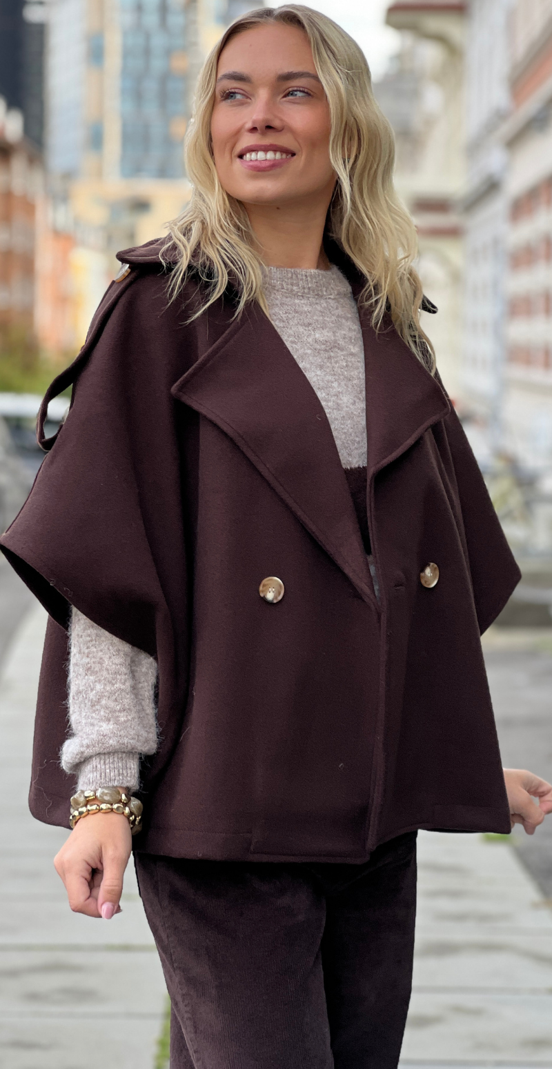 Cleo kort poncho jakke med knapper fortil og korte ærmer chokolate LikeLondon
