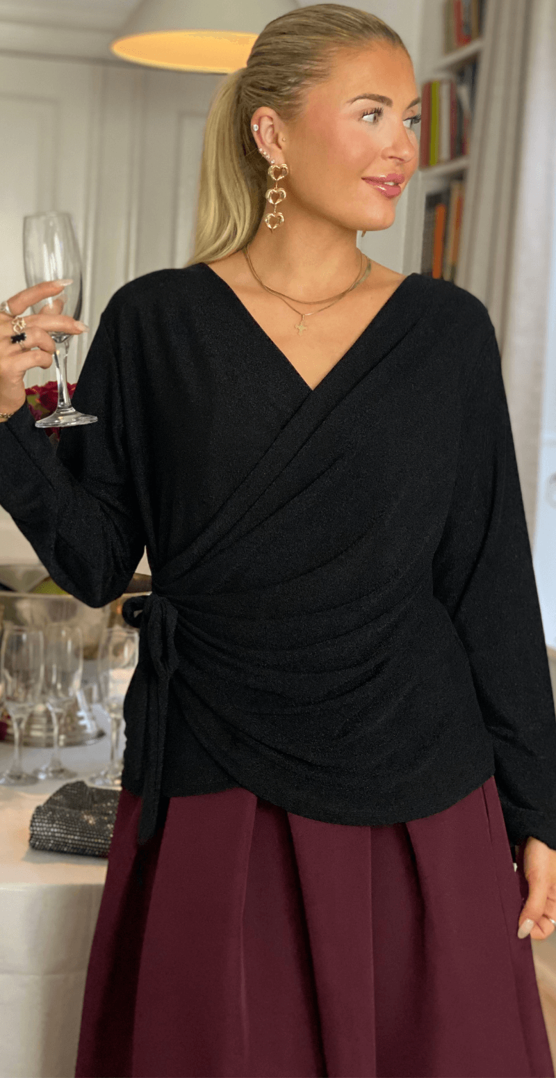 Nela glimmer bluse med wrap-effekt sort LikeLondon