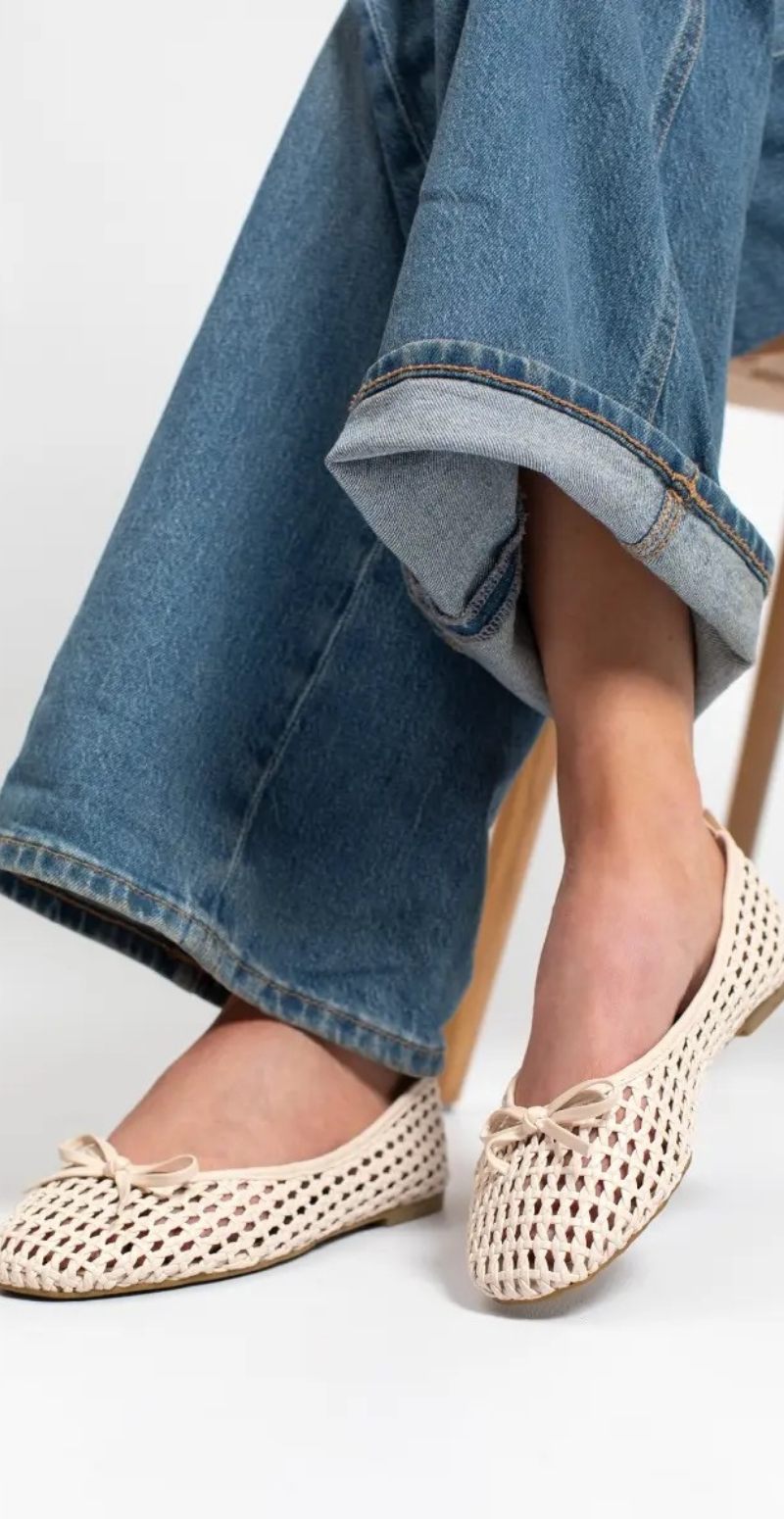 Ballerina i luftigt hæklet materiale med sløjfe beige Duffy