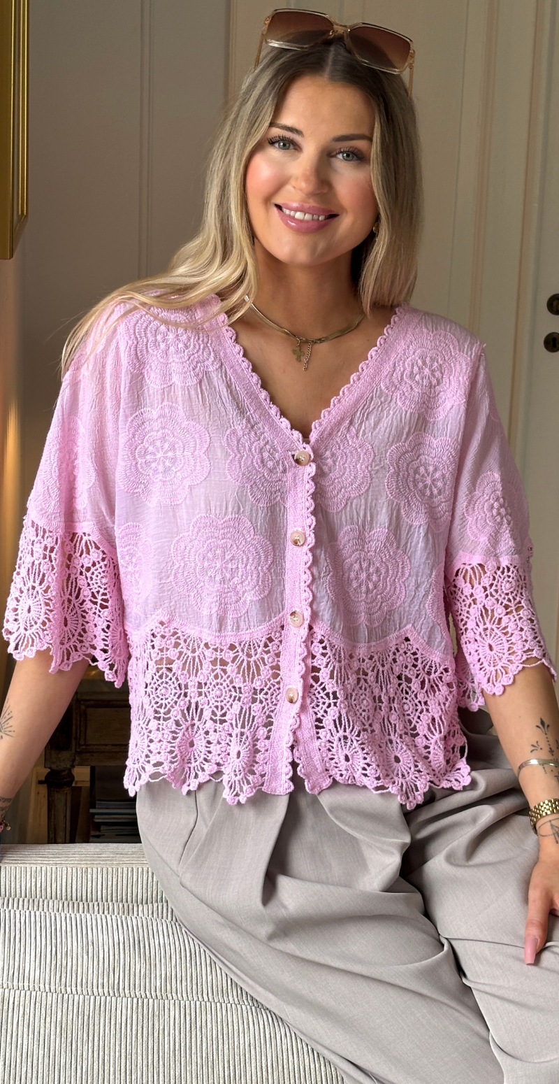 Silvia cardigan med 3/4 ærmer og hæklede kanter rosa LikeLondon