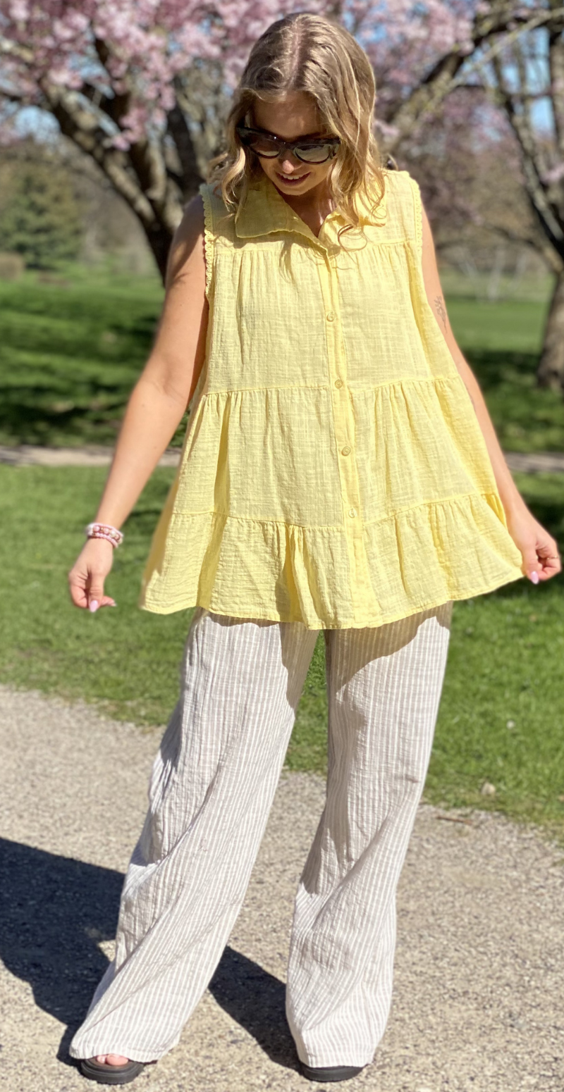 Rinda bluse uden ærmer med peplum og hæklede detaljer gul LikeLondon