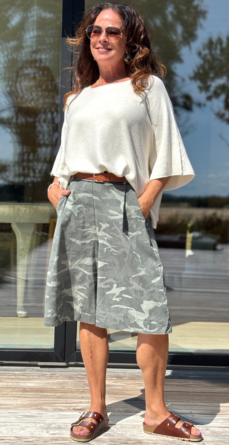 Emma bermuda shorts med camouflage og bælte khaki LikeLondon