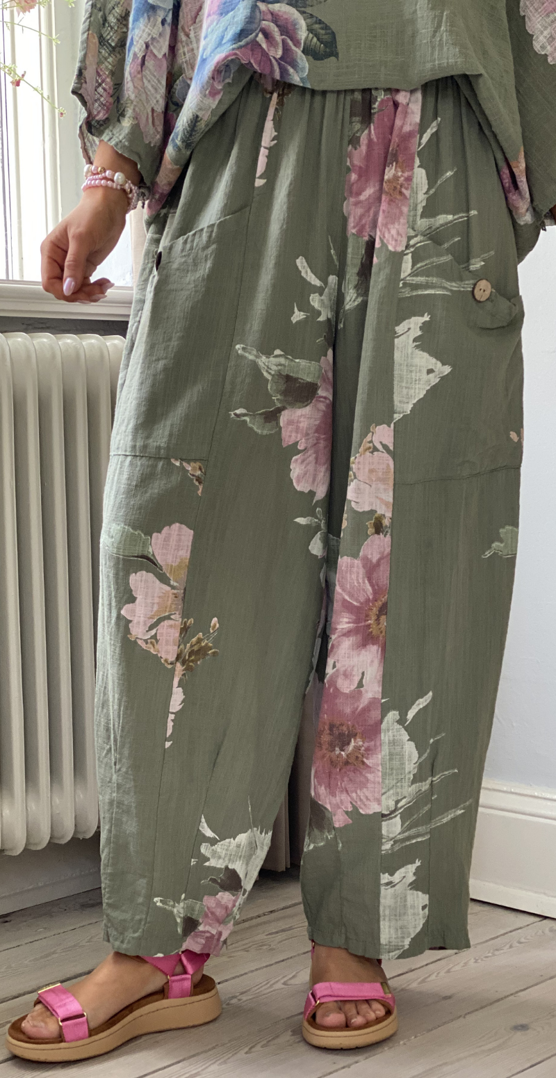 Gwen bukser med blomsterprint og lommer khaki LikeLondon
