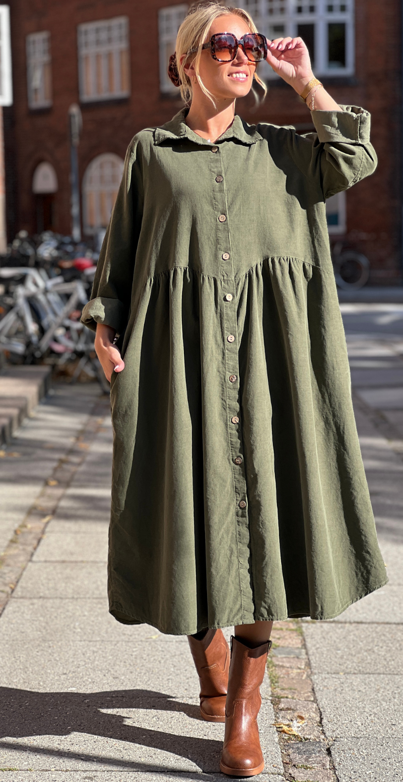 Benedikte fløjlskjole med rynker og knapper grøn LikeLondon