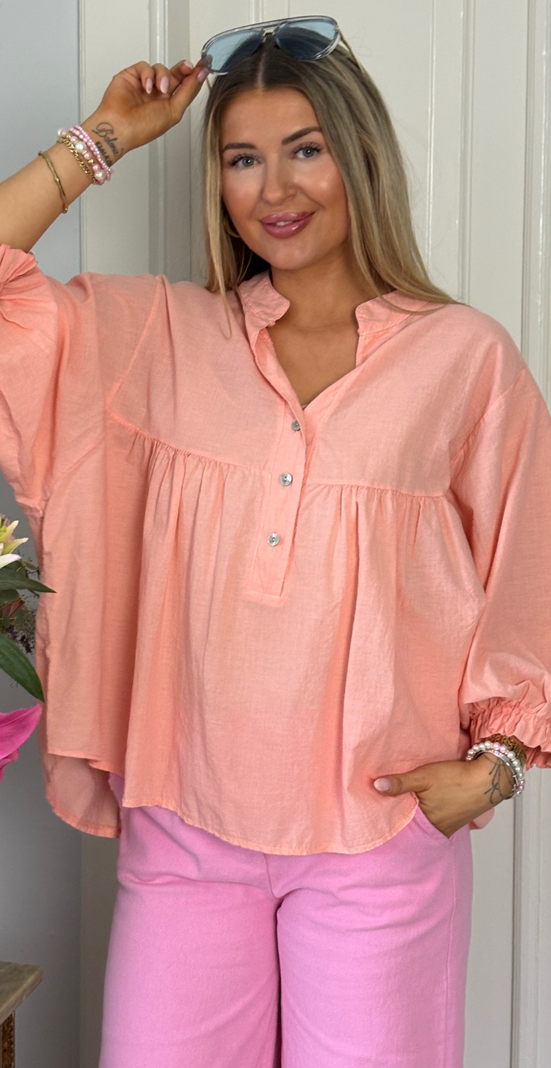 Francie bluse med knapper og ballonærmer peach LikeLondon