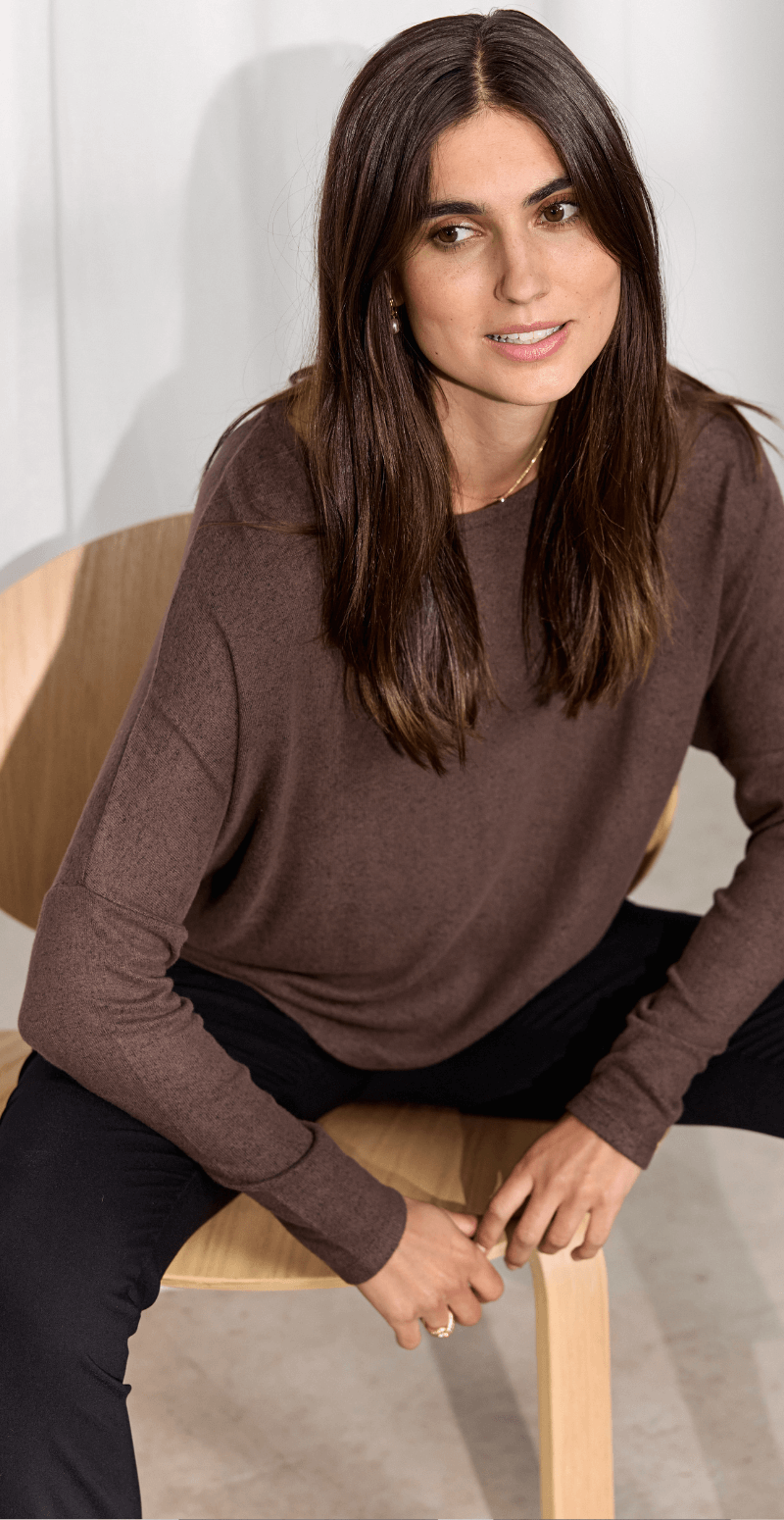 Olivia strikbluse med rund hals coffee bean