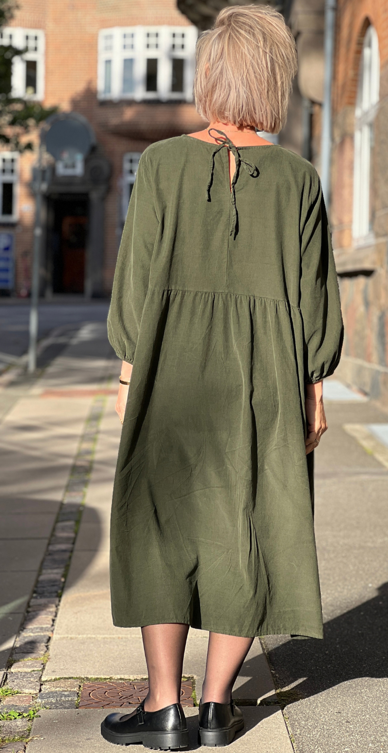 Babette fløjlskjole med lommer og 3/4 ærmer militare LikeLondon