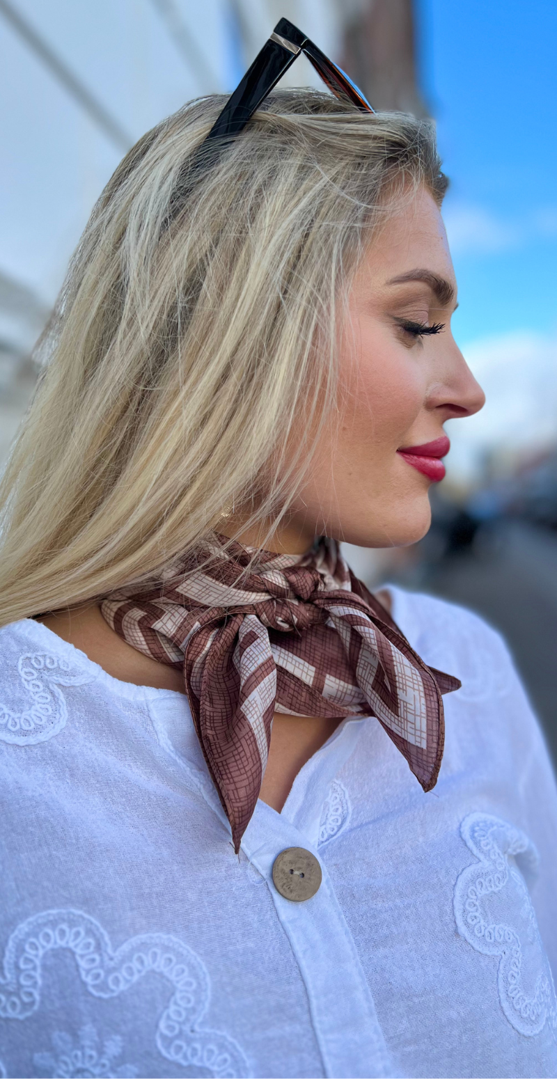 Tørklæde med firkanter brun LikeLondon