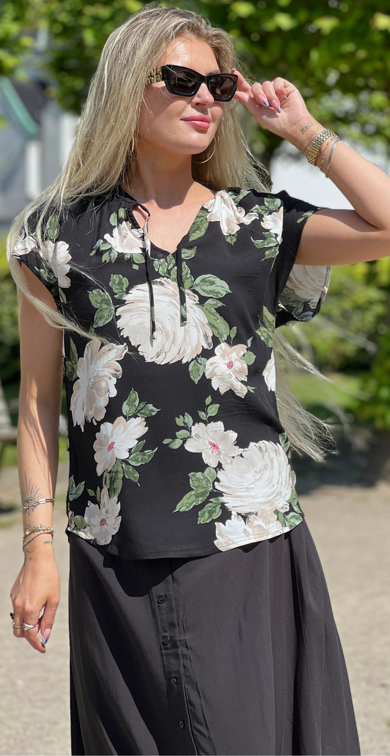 Joella top black roses