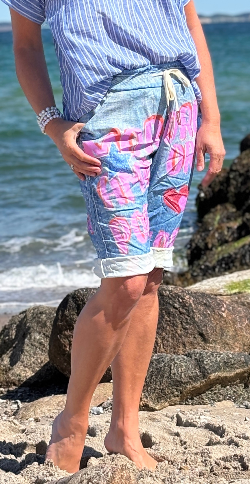Nora shorts med skrift, hjerter og stjerner denim LikeLondon