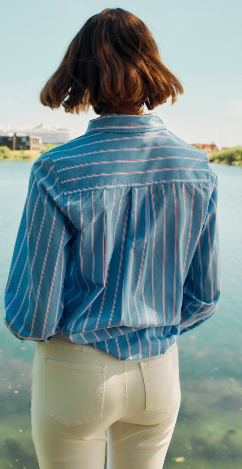 Sirana bluse med frynsedetaljer og striber chambray blue w. star off-white