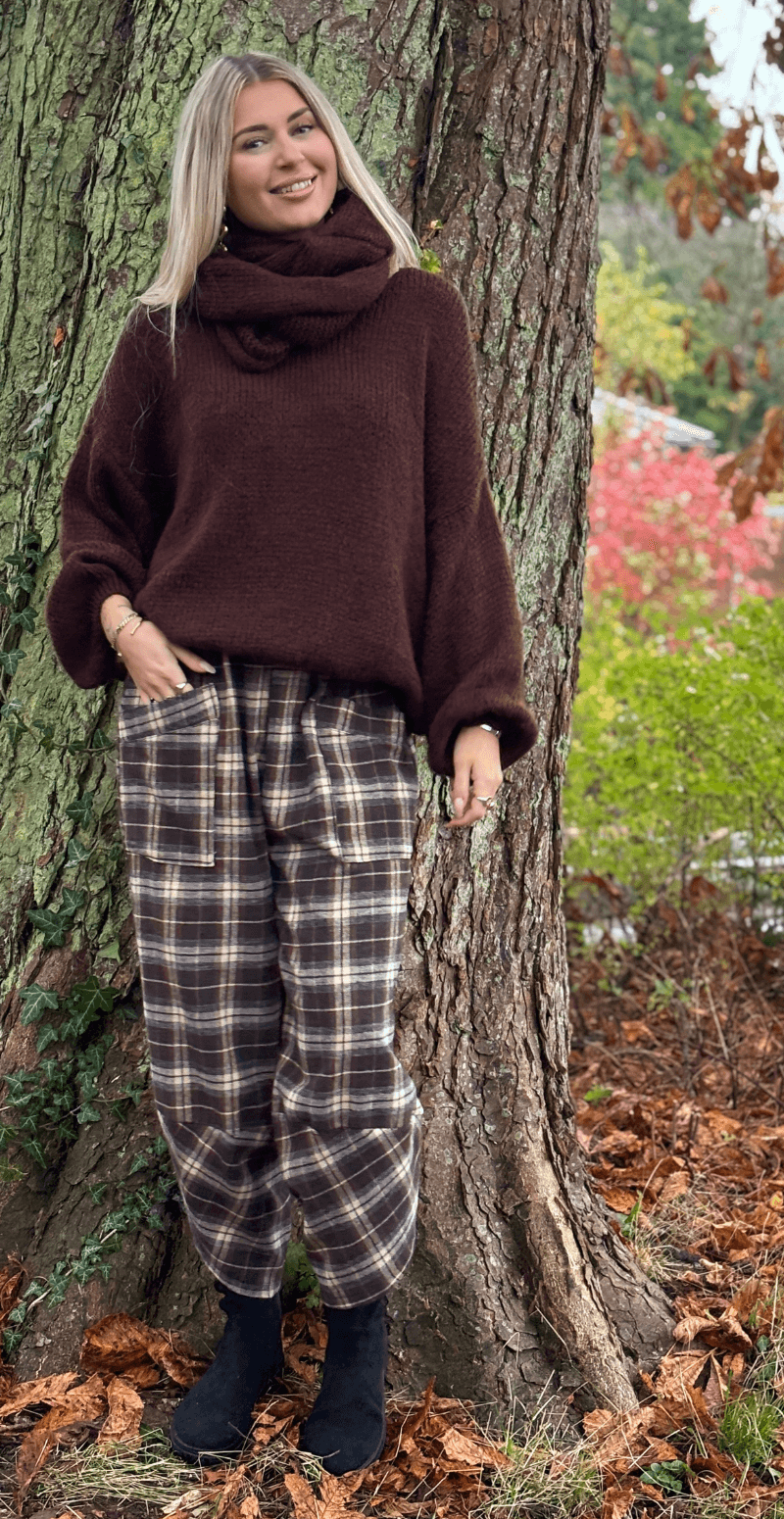 Lupita uldstrik med tørklæde brun LikeLondon