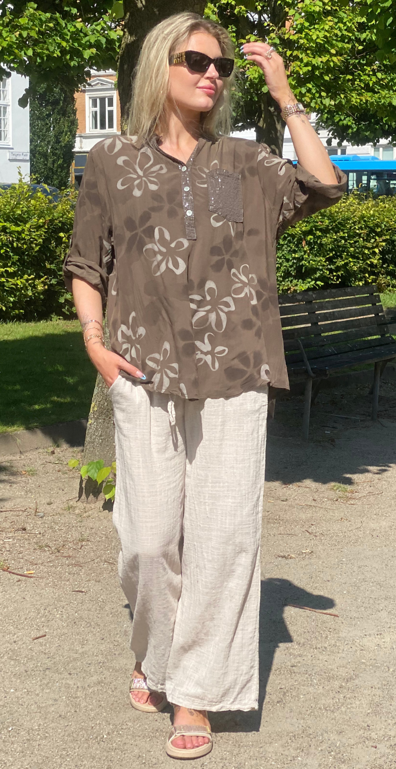Karla bluse med blomsterprint og pailletdetaljer brun LikeLondon