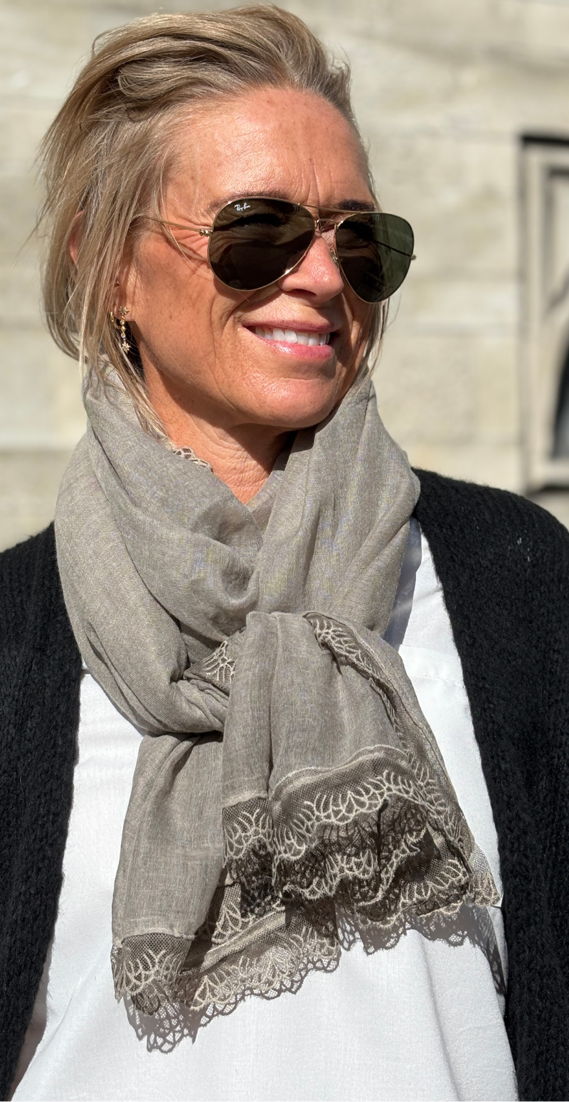 TØRKLÆDE MED BLONDEKANT TAUPE LIKELONDON