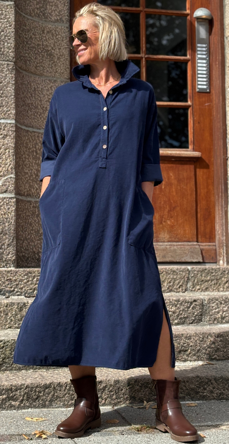 Maja fløjlskjole med stolpelukning og store lommer navy LikeLondon