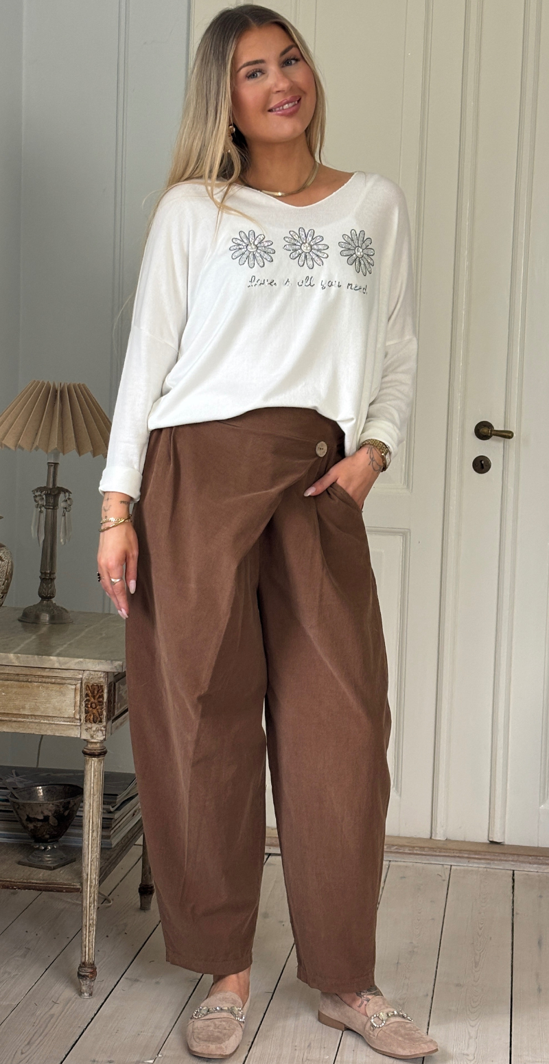 Tilda bluse med v-hals og 3 blomster med perler hvid LikeLondon