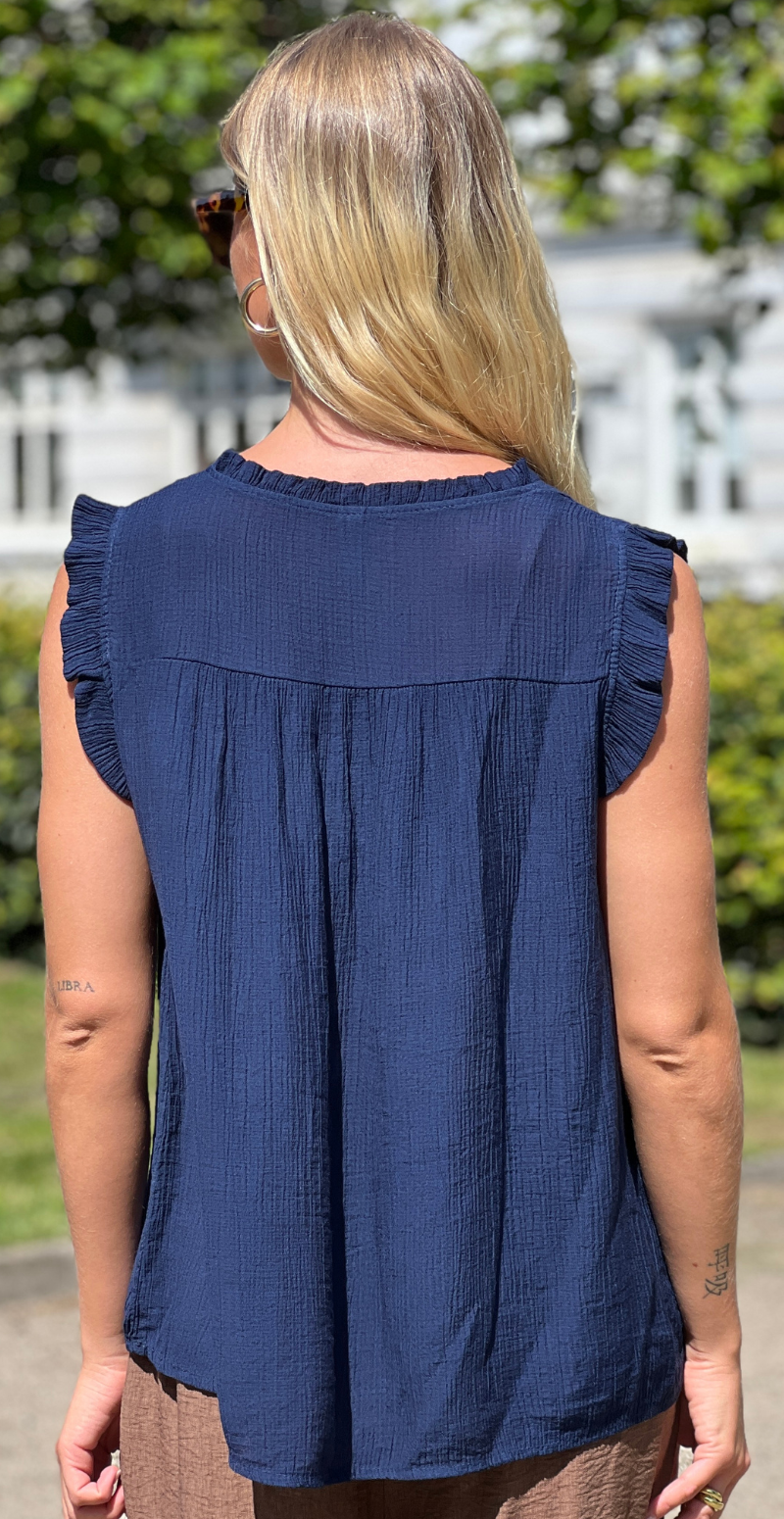 Alva bluse med knapper og blondedetalje navy LikeLondon