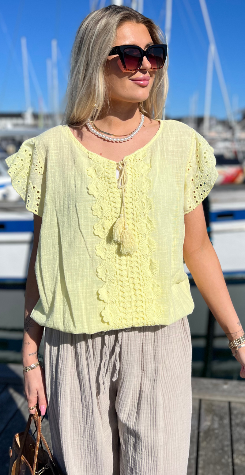 Sabrina bluse med hæklede detaljer gul LikeLondon