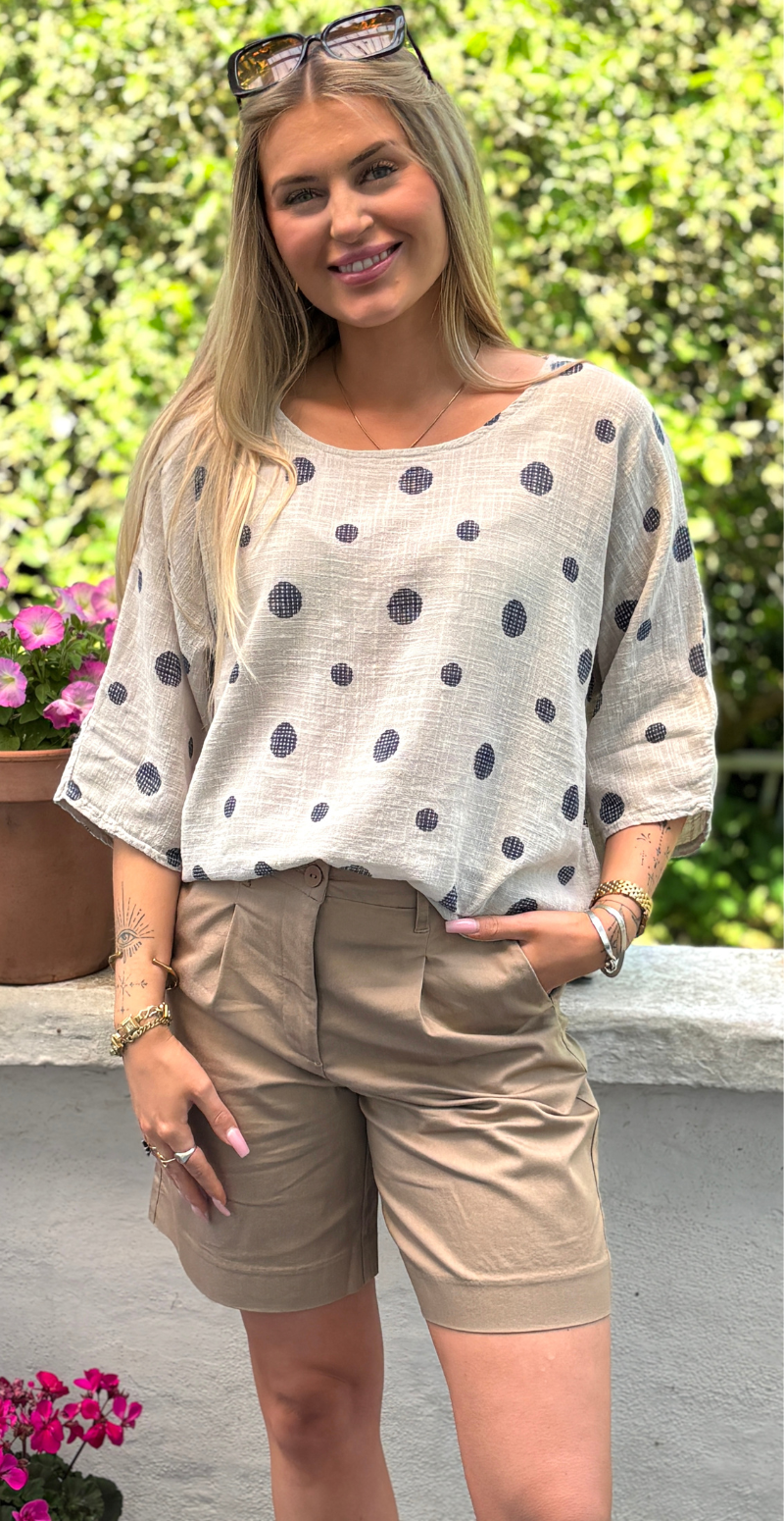 Blair bluse med 3/4 ærme og prikker beige LikeLondon