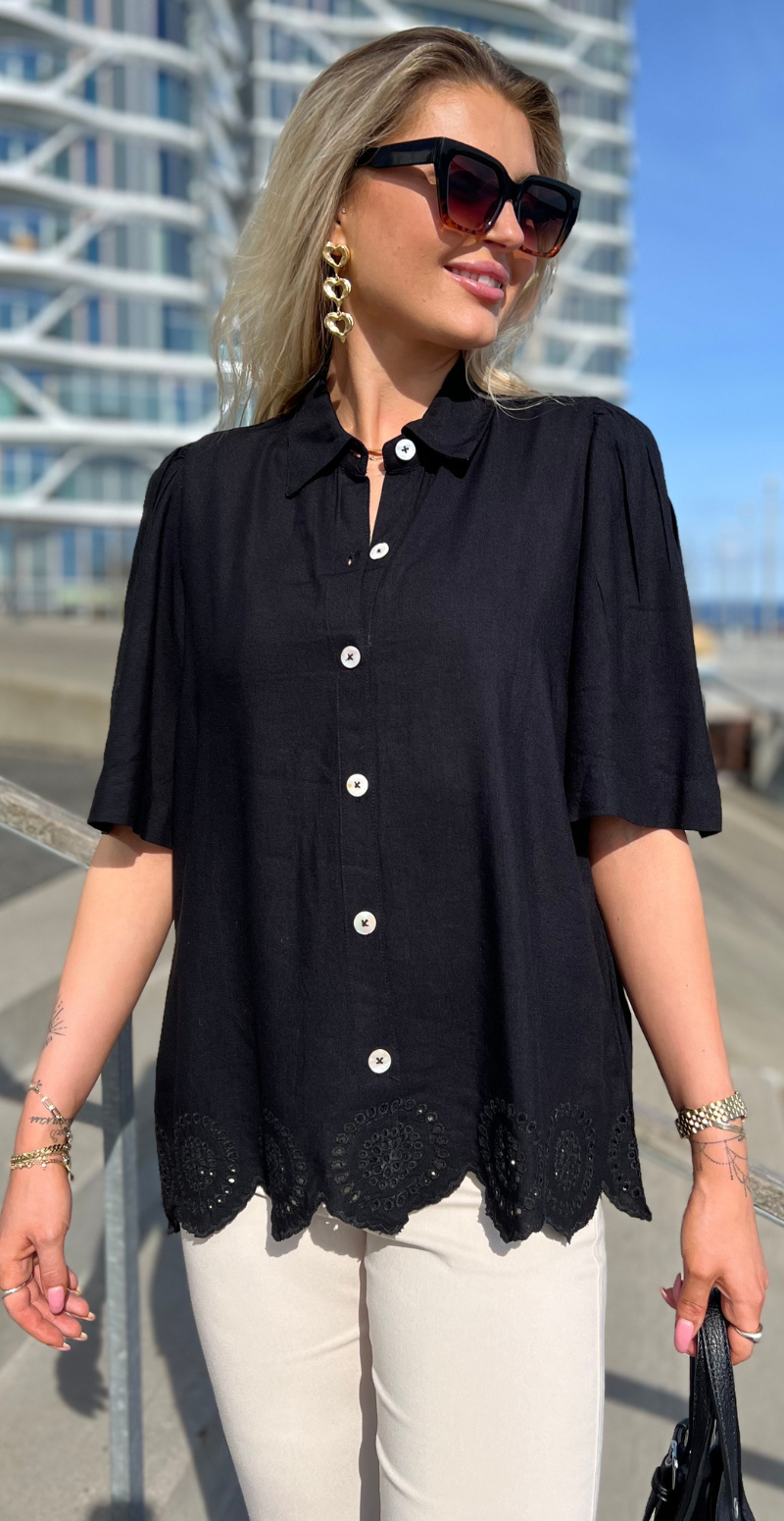 Linus hørbluse med broderi sort