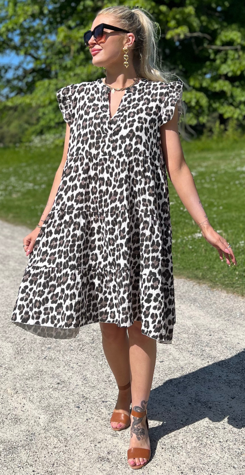 Fransiska kort kjole med peplum og leopard print sort LikeLondon