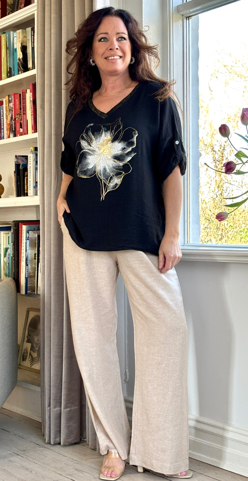 Katinka bluse med v-hals og blomstermotiv sort LikeLondon