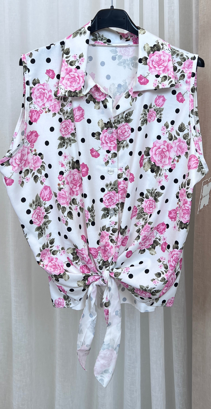 Ulla blomstret top med knapper og bindedetalje foran pink LikeLondon