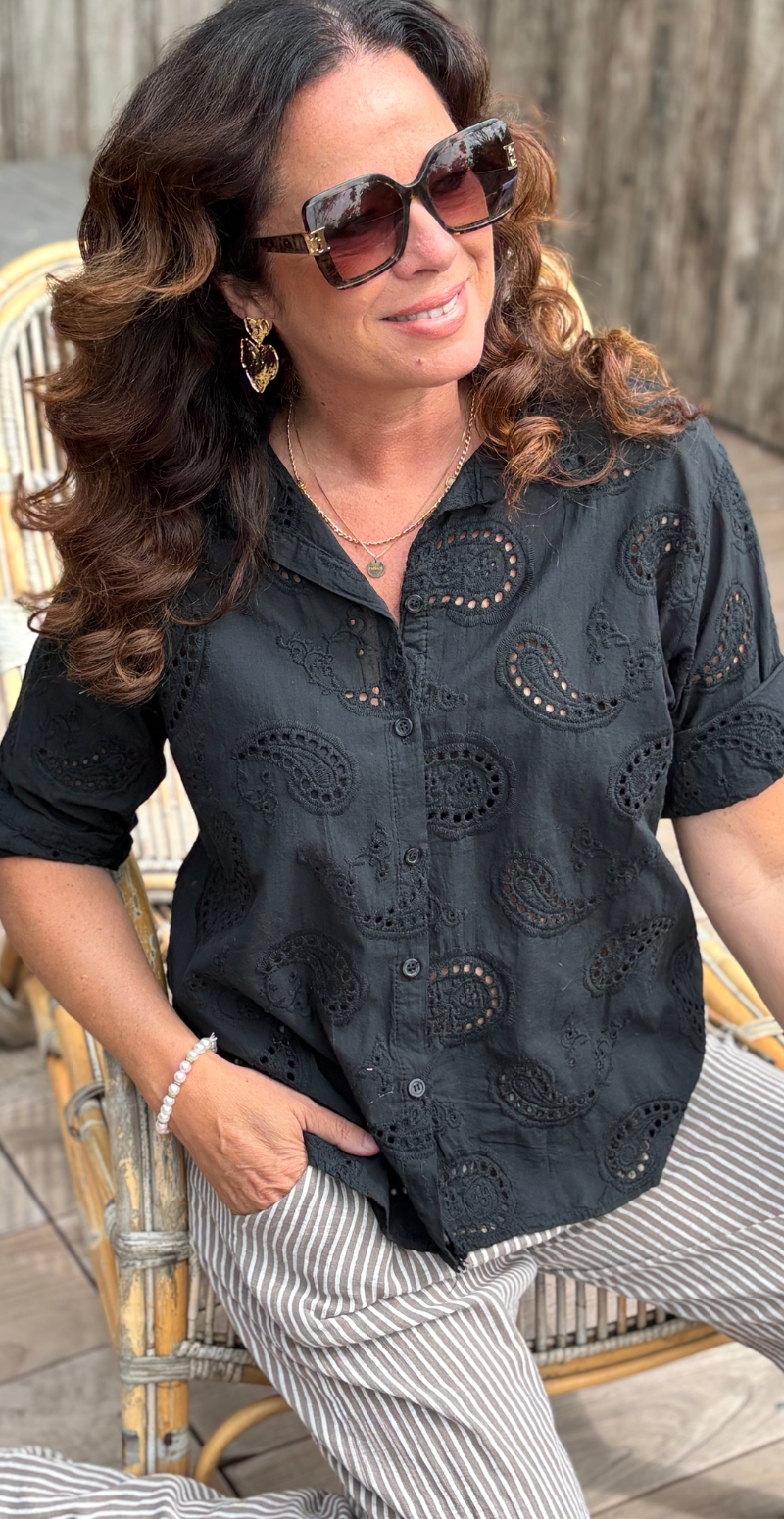 Isobel bluse med 3/4 ærmer og broderi anglaise sort LikeLondon