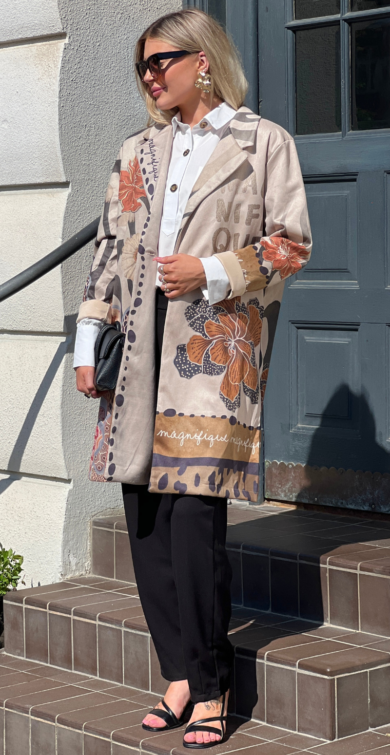 Katie jakke med store blomster manifique khaki LikeLondon