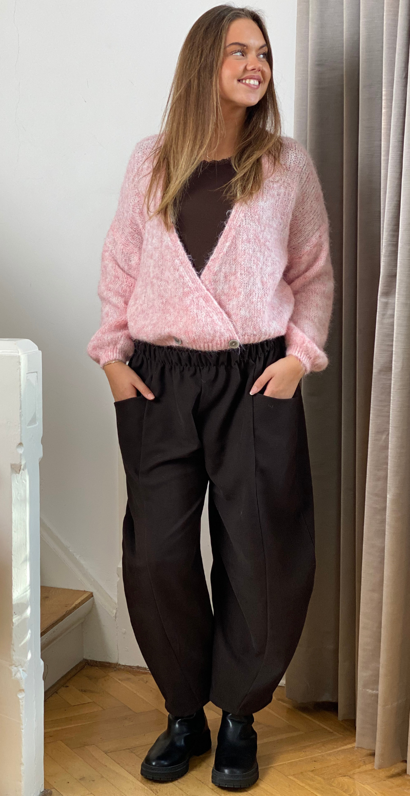 Kitty strikcardigan med wrapeffekt og knapper rosa LikeLondon
