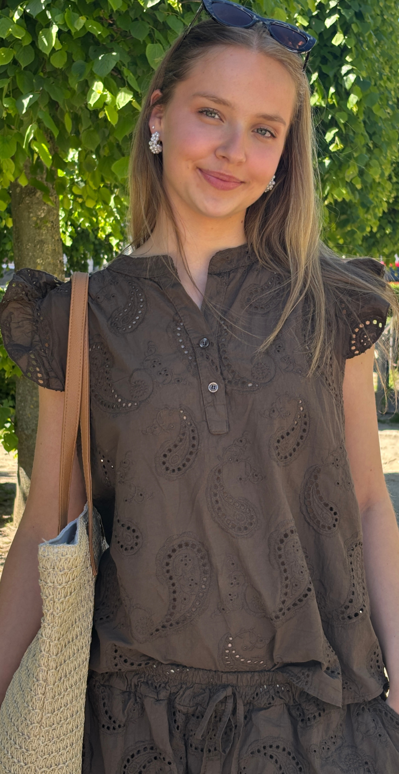 Isobel bluse med broderi anglaise og flæseærmer brun LikeLondon