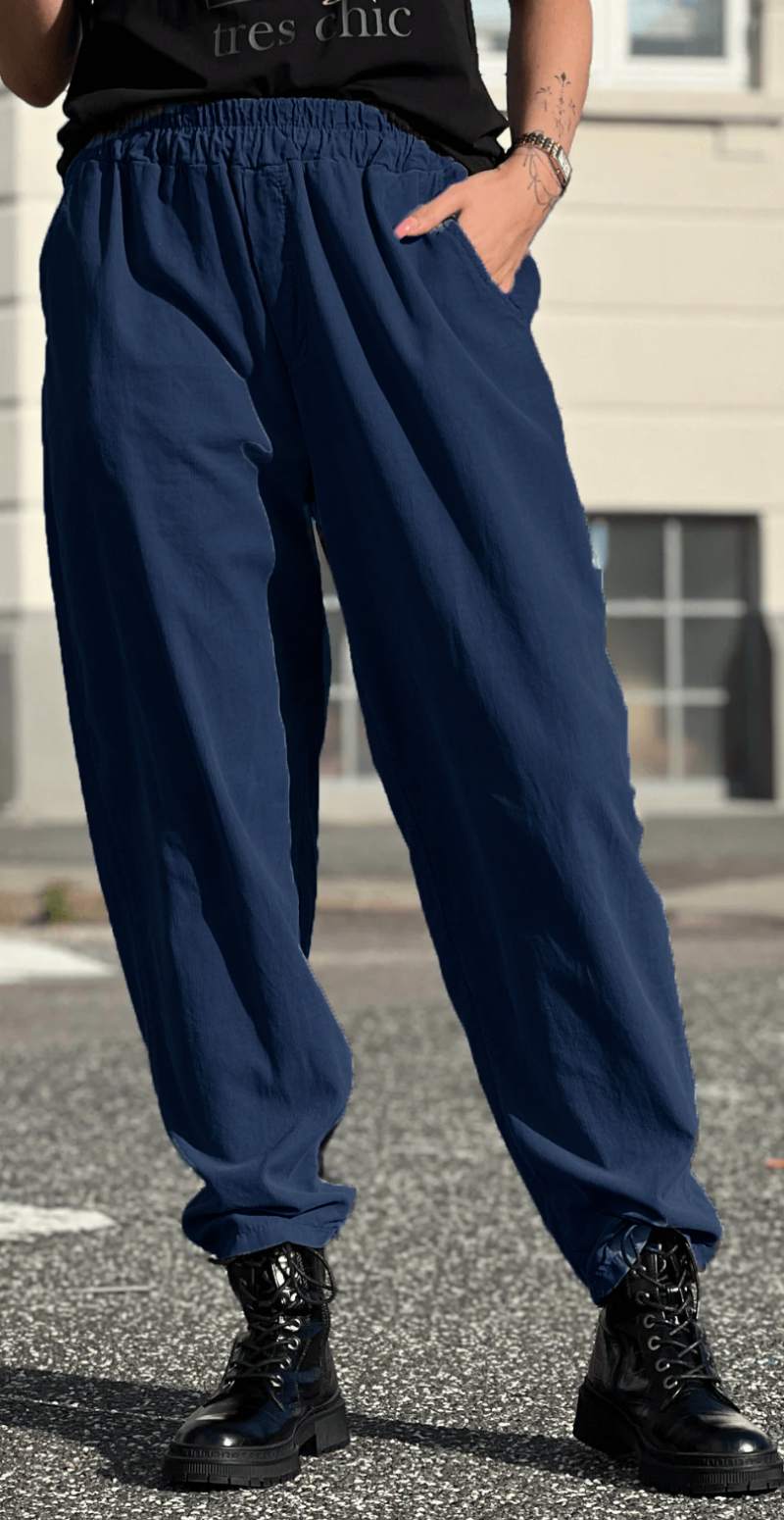 Erin fløjlsbukser med lommer og elastik i taljen navy LikeLondon