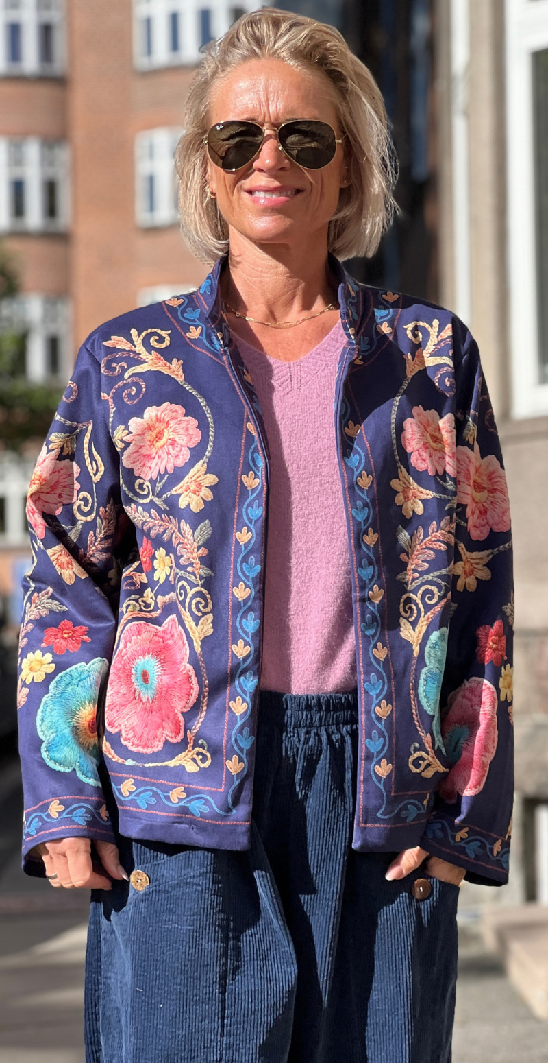 Estelle jakke i ruskindslook med print af broderede blomster navy LikeLondon
