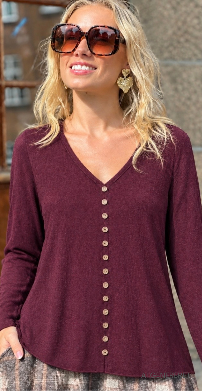 Forudbestil uge 42 Josephine bluse med pynteknapper bordo LikeLondon