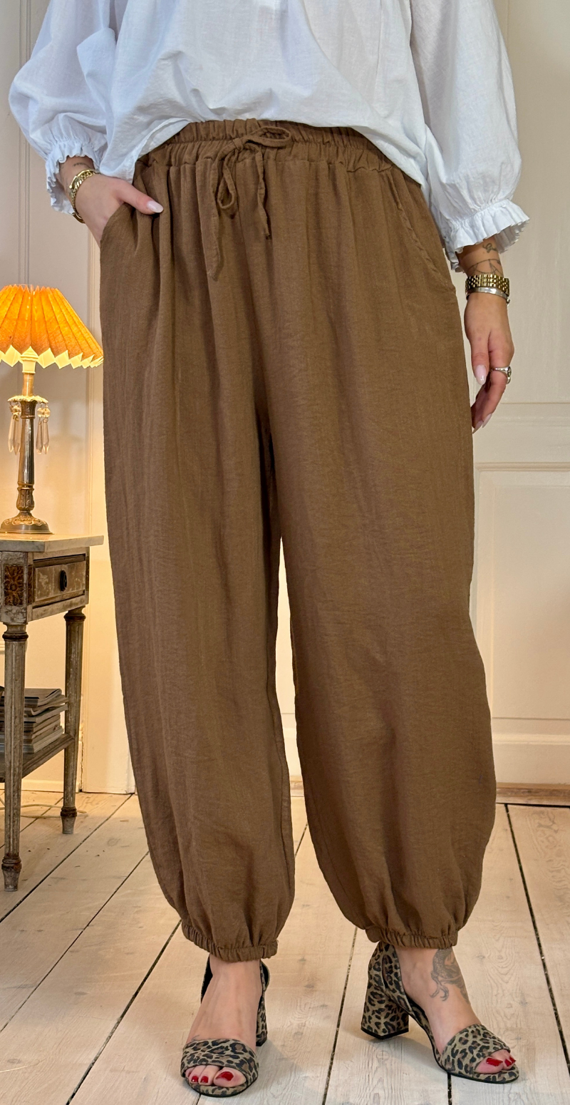 Marietta bukser med bindebånd i taljen og elastik i benene noce LikeLondon