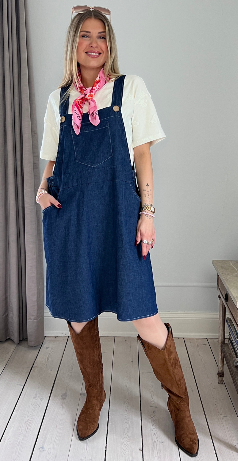 Amber kort denimspencer med træknapper og lomme foran dark jeans LikeLondon