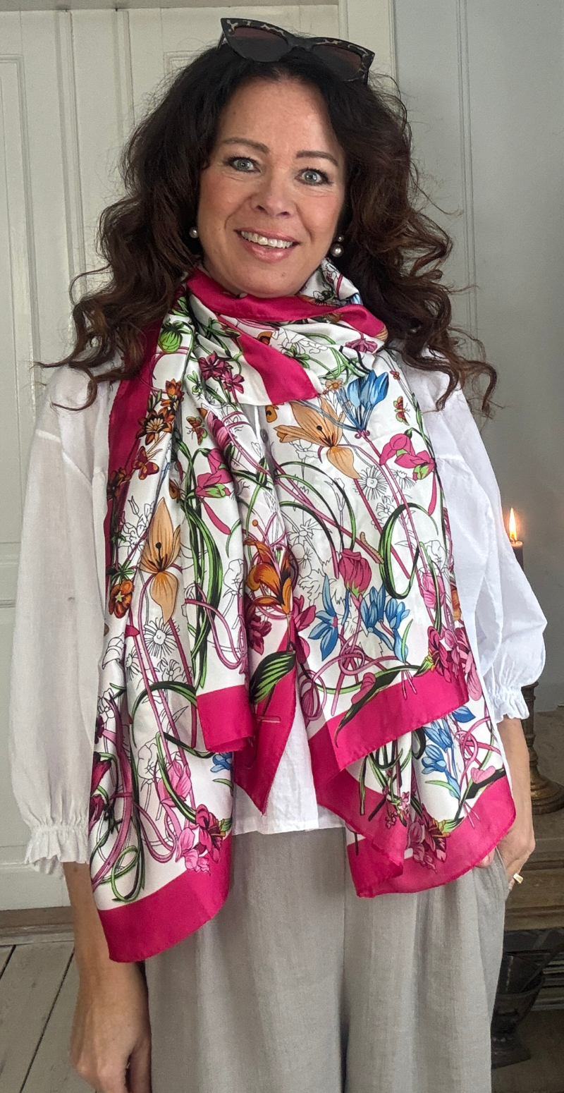 Silketørklæde med blomster og små sommerfugle pink LikeLondon