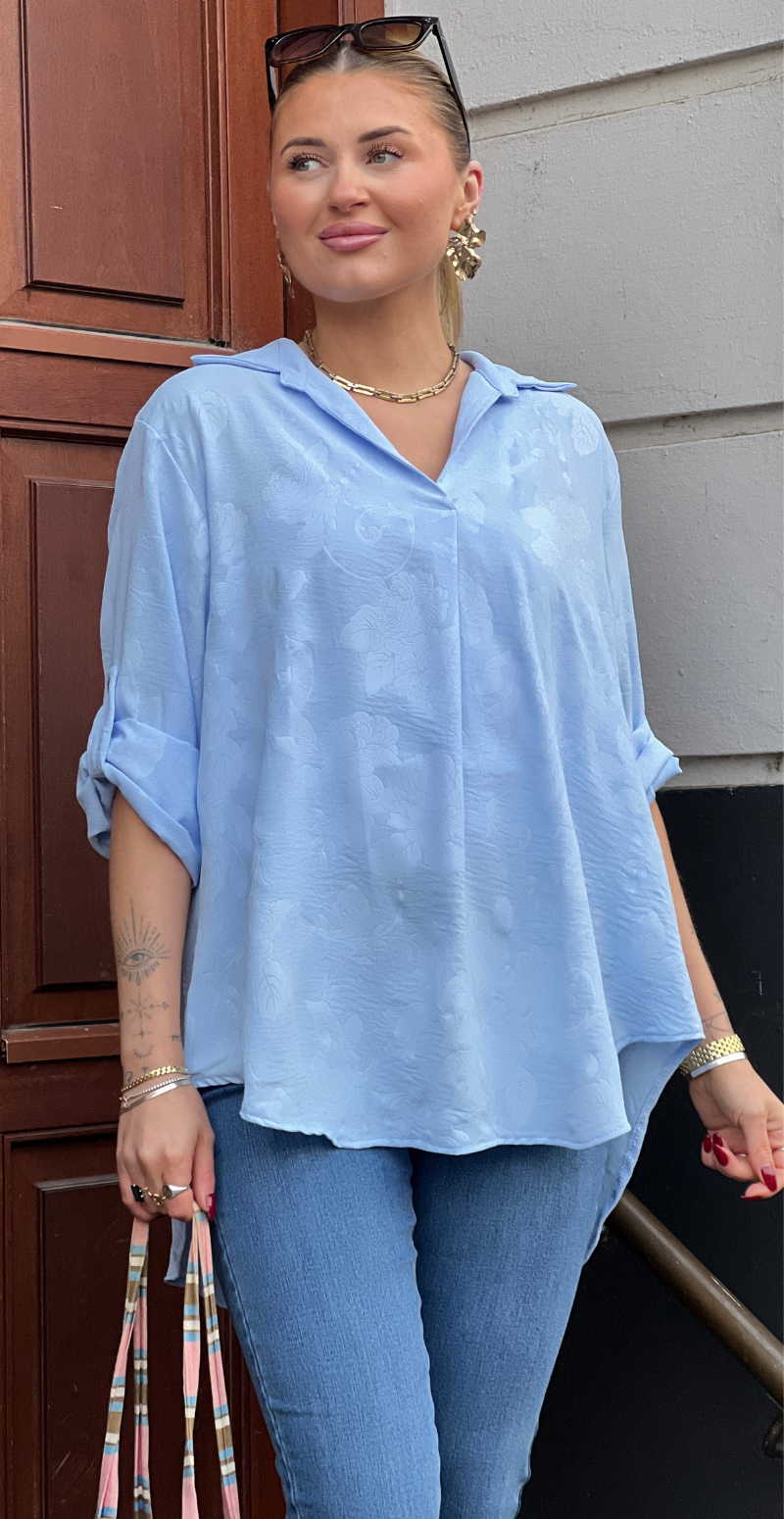 Amanda bluse med præget mønster og krave celeste LikeLondon