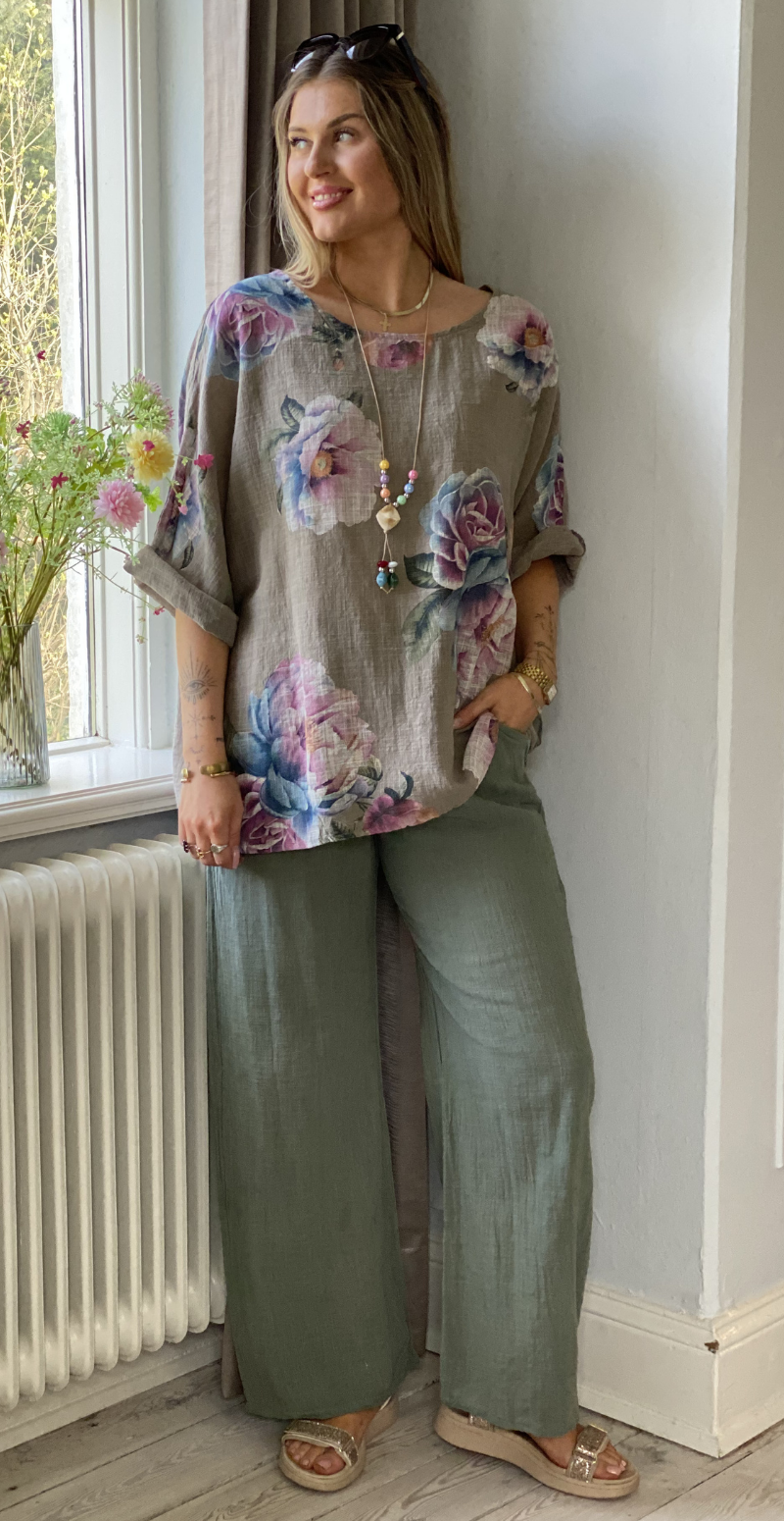 Feodora blomstret bluse med vidde og halskæde fango LikeLondon