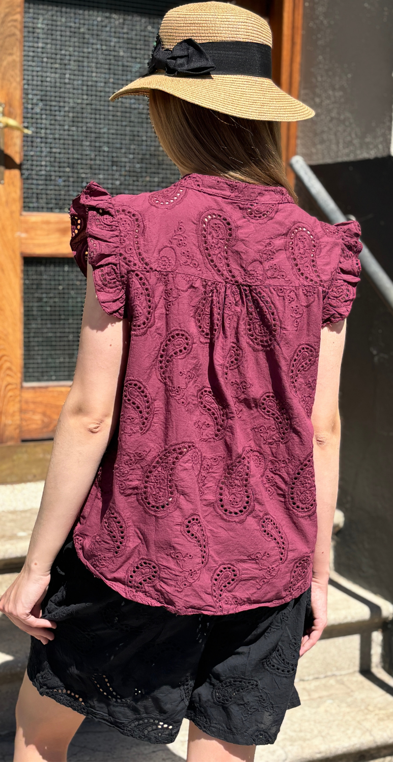 Isobel bluse med broderi anglaise og flæseærmer wine LikeLondon