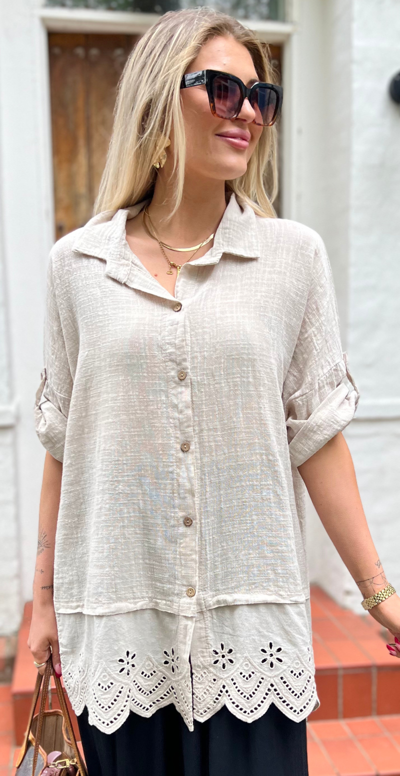 Forudbestil uge 22 Oda skjortebluse med broderi anglaise beige LikeLondon