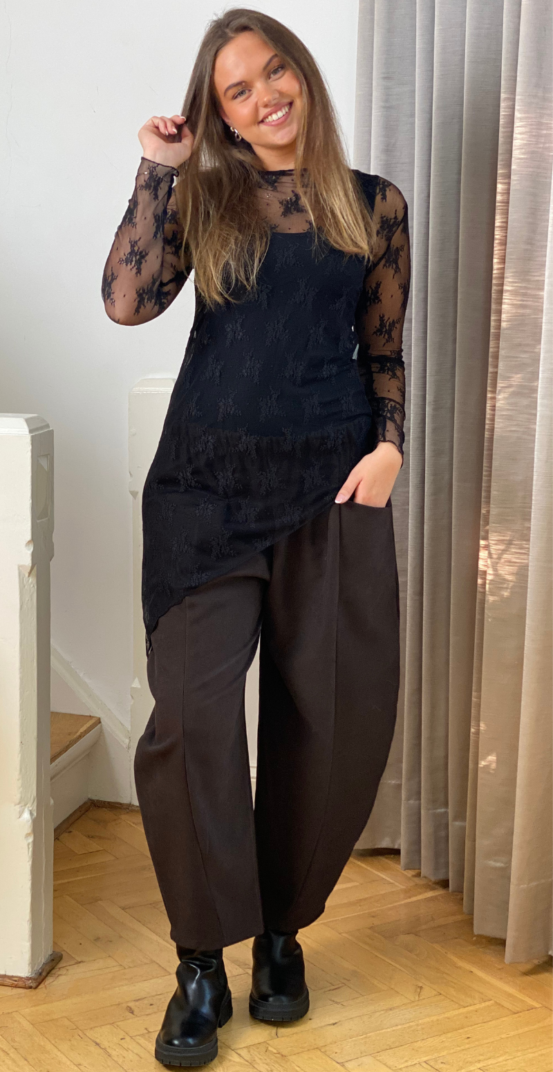 Thea blondebluse med asymmetrisk snit og broderi sort LikeLondon