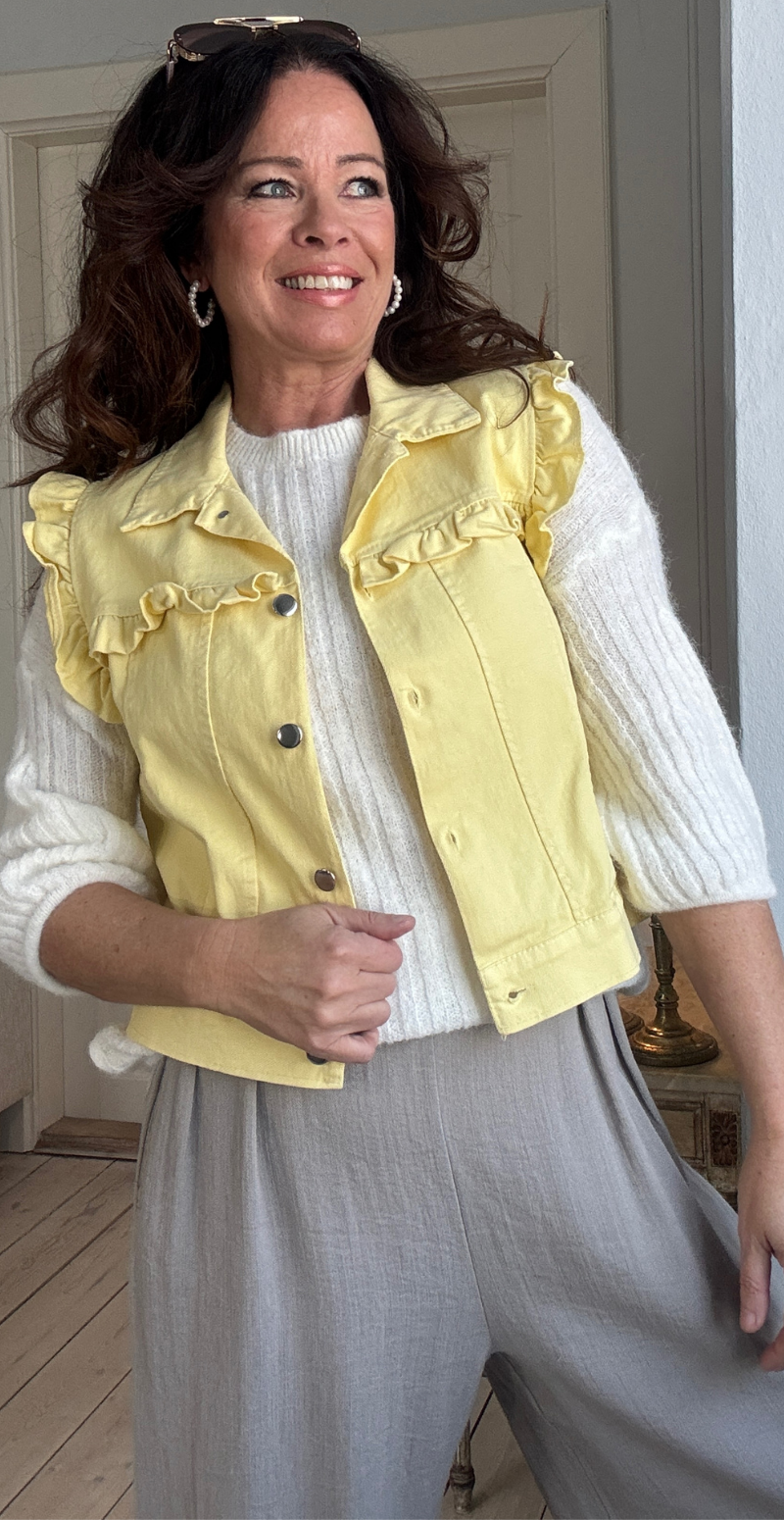 Elli vest med flæsedetaljer gul LikeLondon