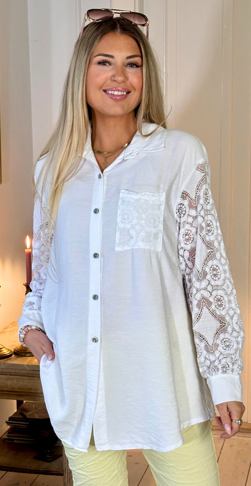 Simma skjorte med blondeærmer og lomme hvid LikeLondon